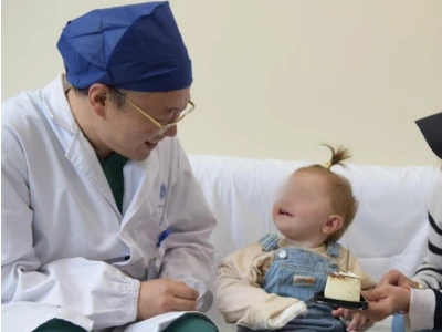 Μια κοπέλα από το Κοσσυφοπέδιο με συγγενή παραμόρφωση του δεξιού της χεριού α...